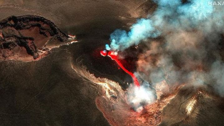 “Zgjohet” Etna, aeroporti i Katanias mbyllet për shkak të hirit vullkanik