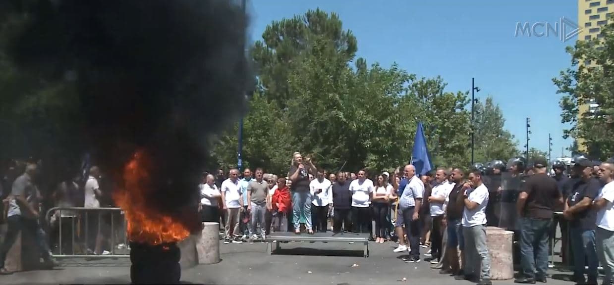 “Dumani ktheu masën për Veliajn”. Protesta e 15-të, Këlliçi: Ta varim në shtyllë