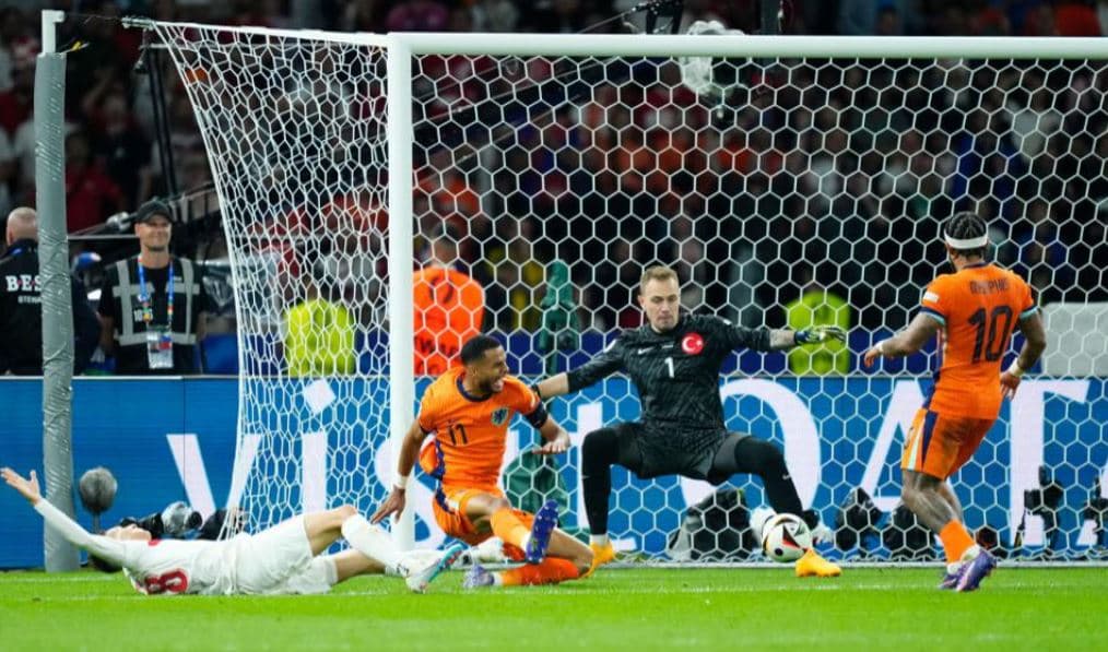 Fitore me përmbysje ndaj Turqisë, Holanda kualifikohet në gjysmëfinale
