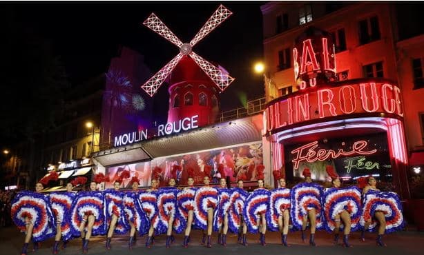 ‘Moulin Rouge’ në Paris instalon velat e reja, gati për pishtarin olimpik