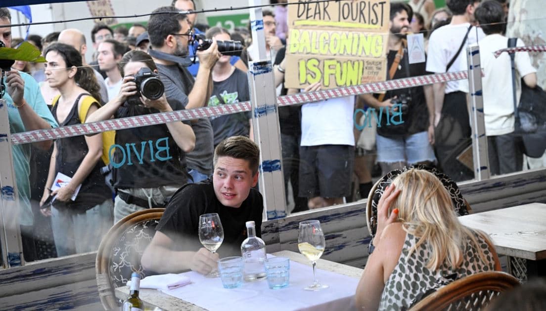 Turistët “të padëshiruar” në Barcelonë, protestuesit sulmojnë restorantet me pistoleta uji 