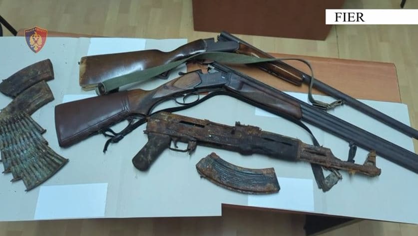 Dhunonte të birin, arrestohet 60-vjeçari/ Policia i sekuestron armët e zjarrit