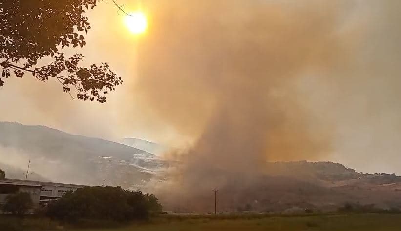 Bie zjarr në fshatin Frashtan në Dropull, rrezikohen banesat
