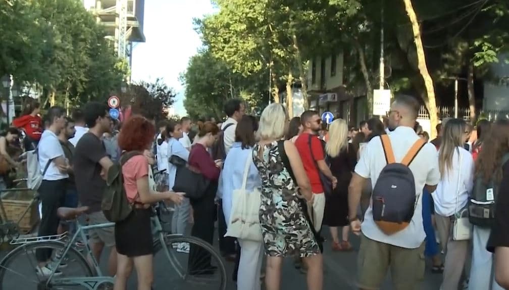 “Ministria e vdekjes”, zhvillohet protesta e tretë/ Qytetarët kërkojnë dorëheqjen e ministres Koçiu (VIDEO)