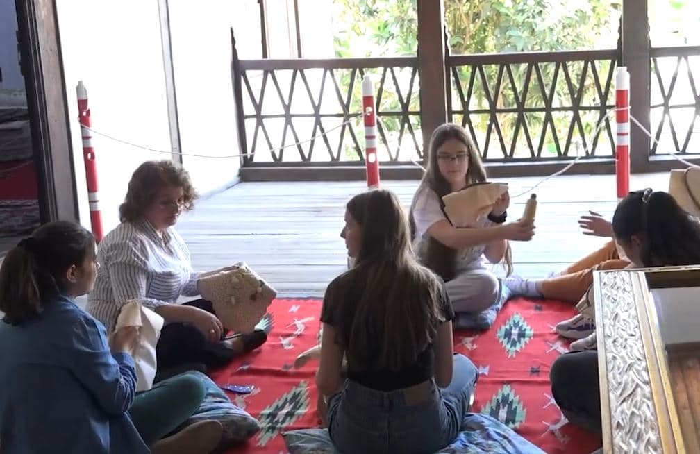 Vajzat mësojnë të qëndisin/ Tradita e punës së dorës, artizanët asistojnë të rinjtë (VIDEO)