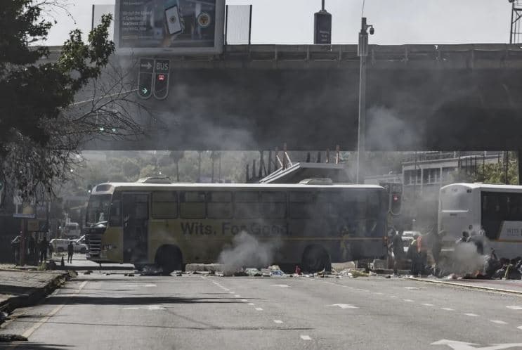 Autobusi i shkollës merr flakë, humbin jetën 12 fëmijë në Afrikën e Jugut