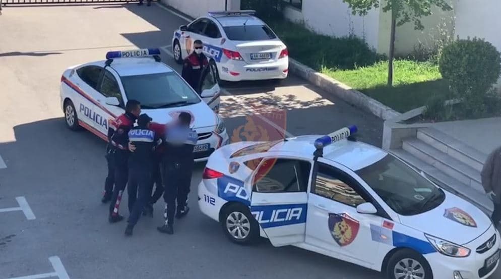 Lëvizte i armatosur me pistoletë, arrestohet 33-vjeçari në Durrës/ Ishte në kërkim për vrasje të mbetur në tentativë