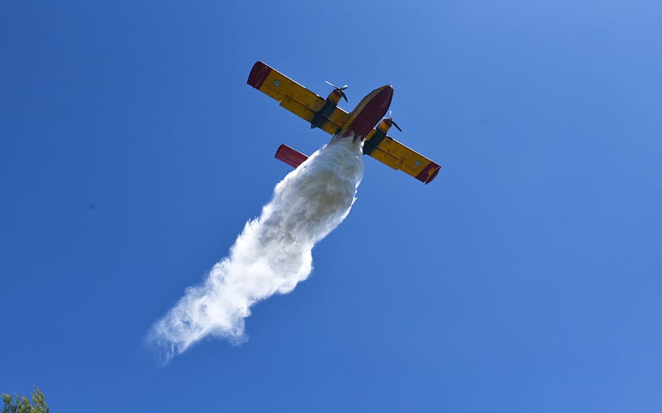 Greqia dërgon në Shqipëri avionë për shuarjen e zjarreve