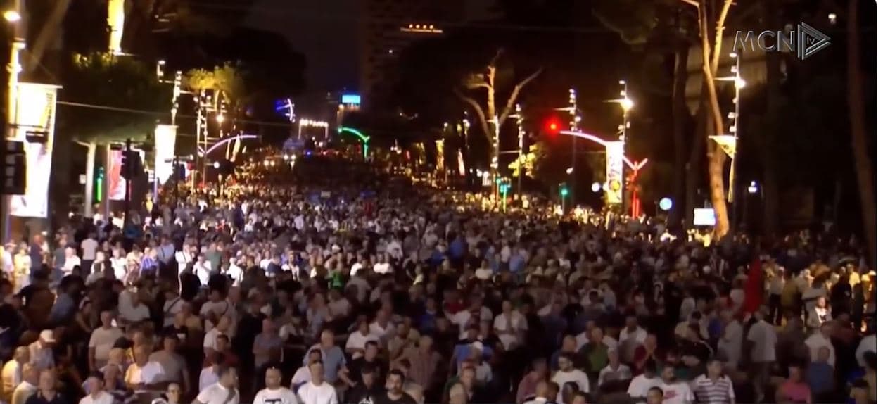 Opozita, mbi 2 orë protestë në shesh. Molotovë e flakadanë, Berisha: Nuk është më betejë politike