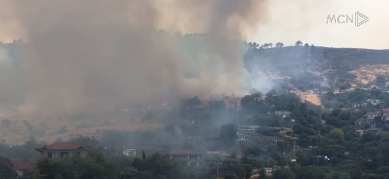 Agravon zjarri në Gjirokastër. Flakët në Malin e Gjerë, efektivët me mjete rrethanore