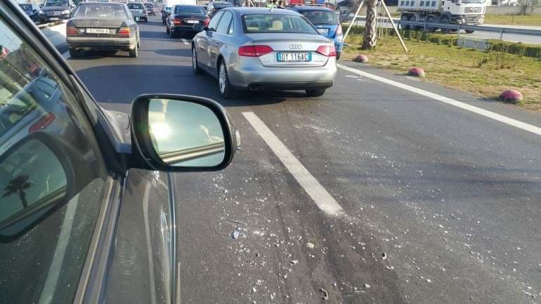 4 automjete përfshihen në aksident në aksin Sukth-Maminas
