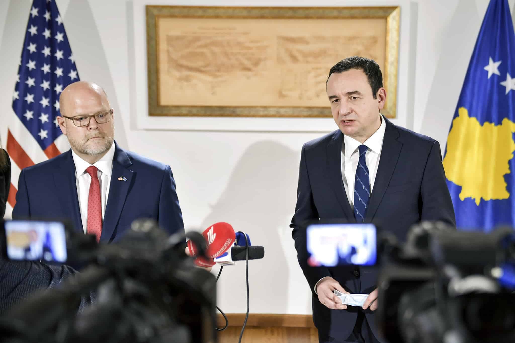 Ambasadori i SHBA: Të shqetësuar me disa zgjidhje politike të qeverisë Kurti