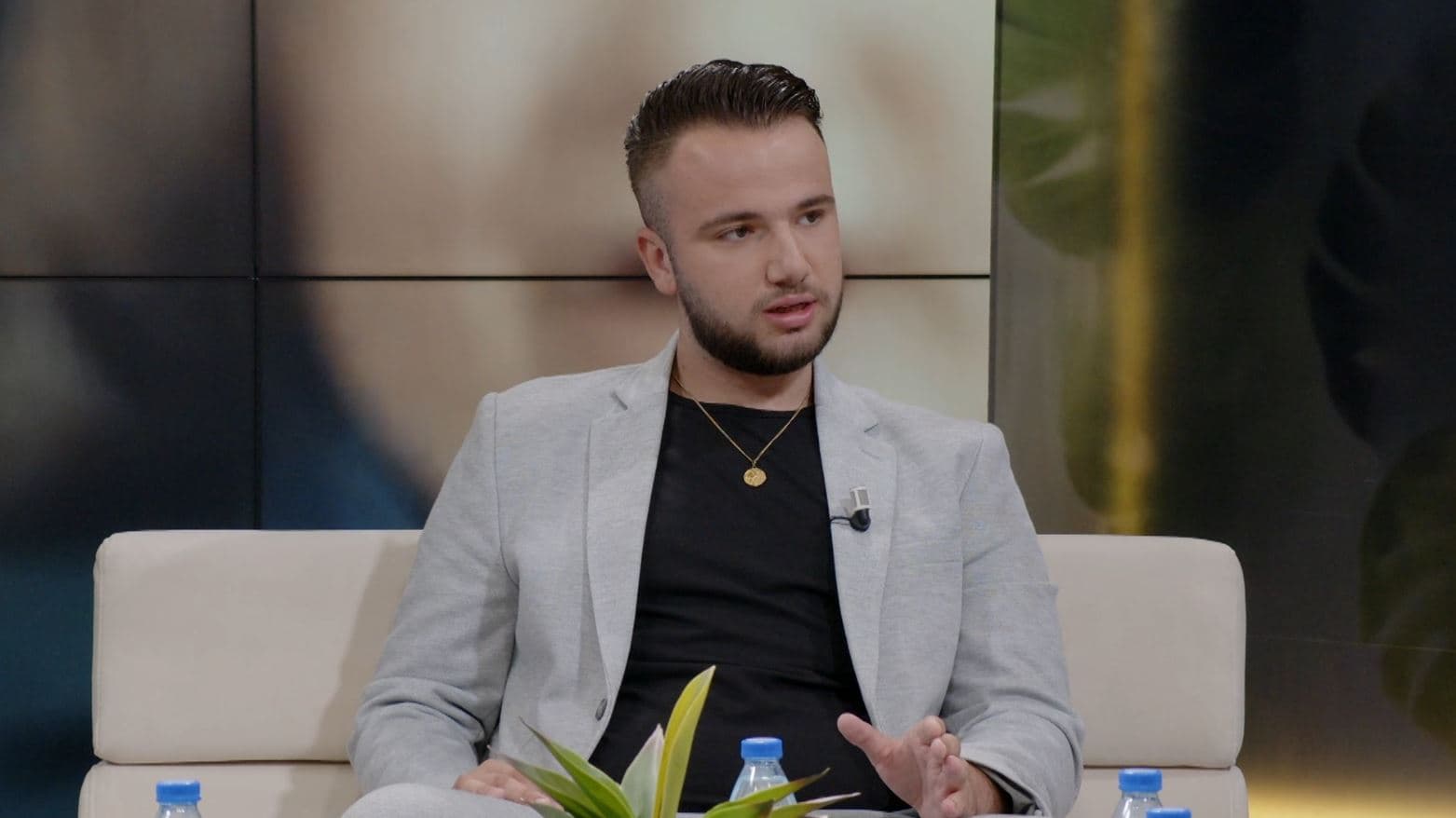 Këngëtari 18-vjeçar i muzikës popullore, Klevis Hysko: I them vetes “pult universal”, dasmat show i bën Veriu 