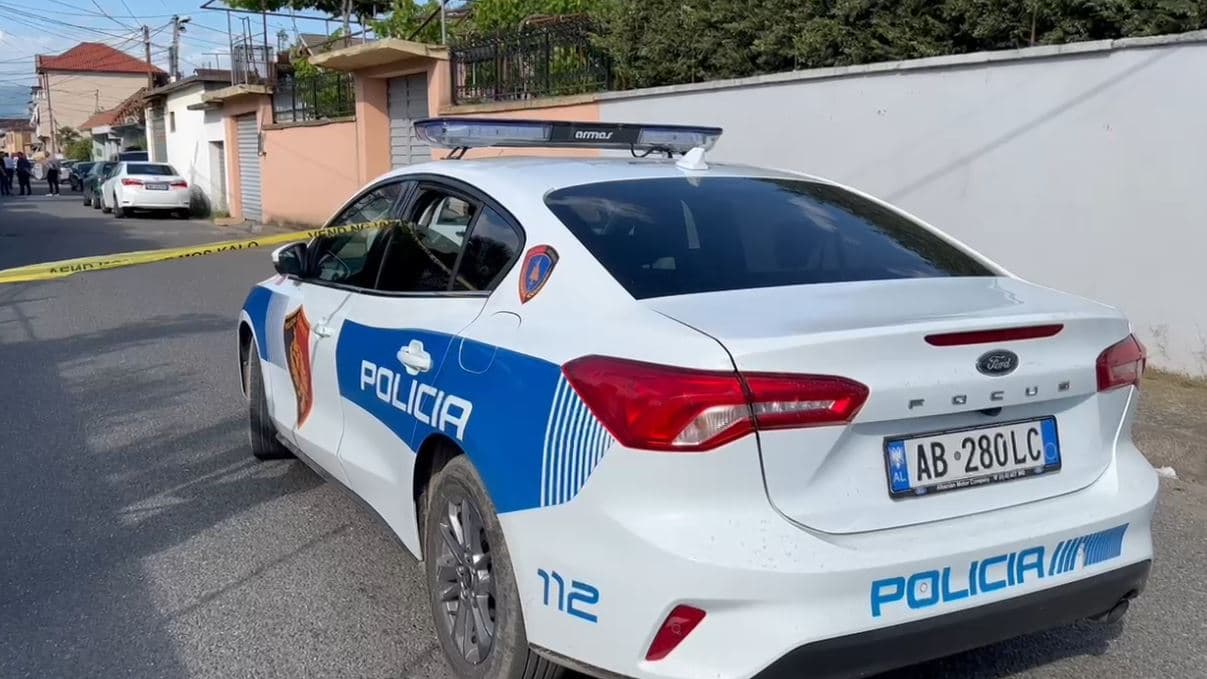Plagosi me kmesë një person, në pranga 69-vjeçari