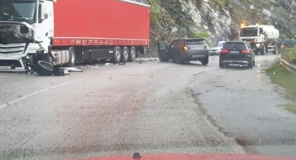 Aksident në Elbasan, trajleri përmbyset mbi makinë