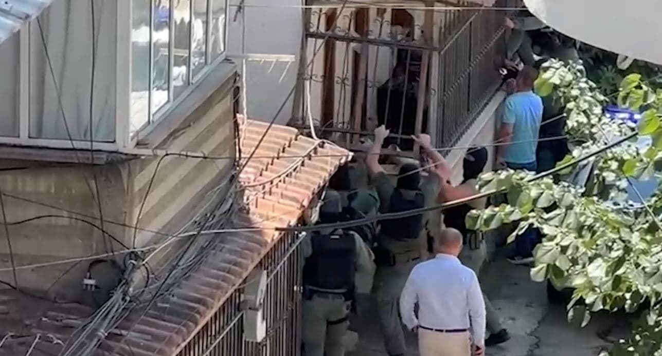 Terrorizoi lagjen me të shtëna armësh/ Nxirret nga banesa i moshuari në Korçë, dërgohet në spital (VIDEO)