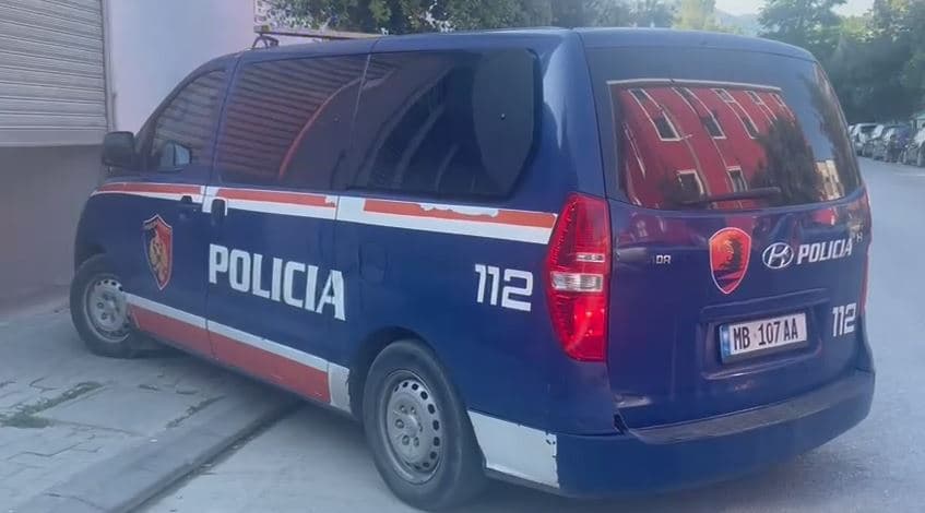 Bënë për spital punonjësit e policisë, Gjykata e Vlorës lë në burg dy shtetasit