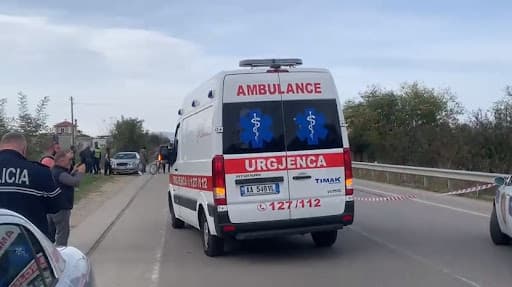 Durrës/ Humb kontrollin e mjetit dhe përplaset me barrierat anësore, plagoset drejtuesi
