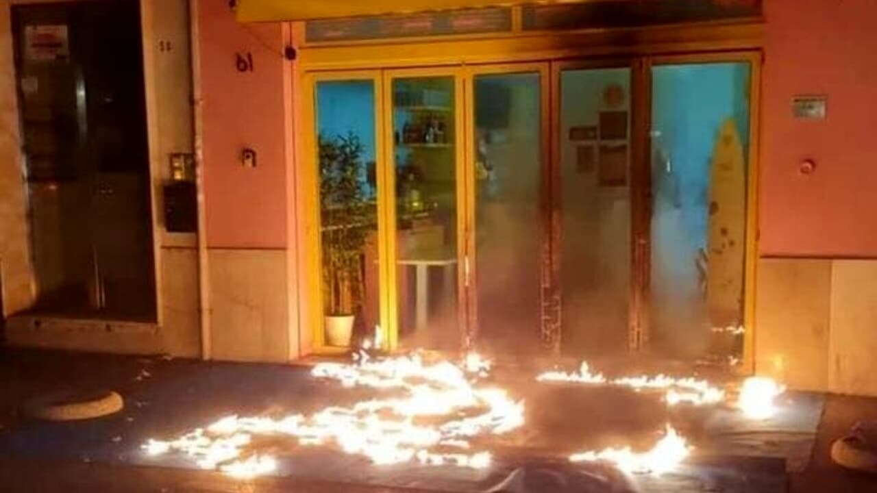 Digjet një lokal në Vlorë, shkrumbohen dhe dy garazhe me mjete brenda