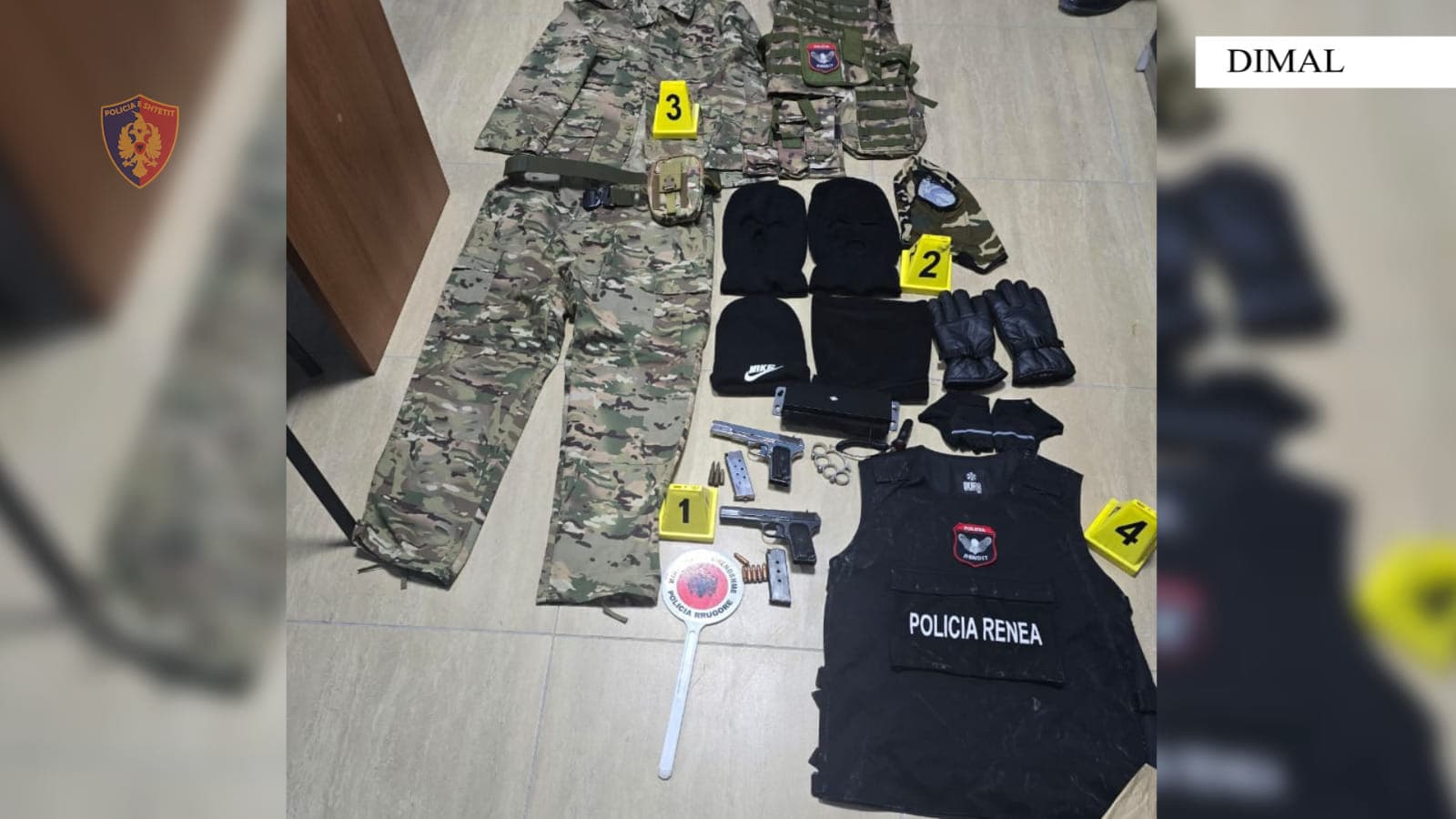 Dimal/ Iu gjetën në banesë armë, municione dhe veshje si të policisë, arrestohet 21 vjeçari