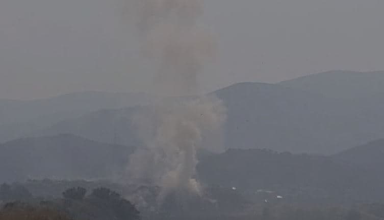 Përfshihet nga flakët fusha e mbetjeve të inceneratorit të Elbasanit