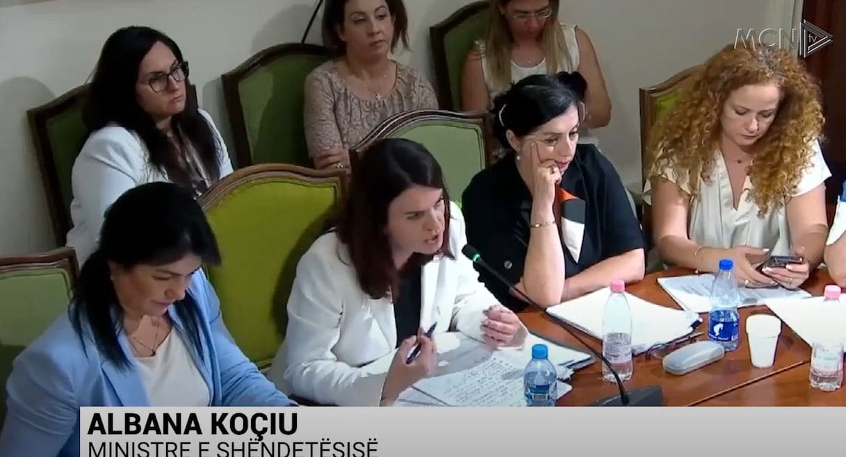 “Mjekët në Onkologjik, rast i izoluar”/ Koçiu justifikohet: Dru të shtrembër ka kudo! (VIDEO)