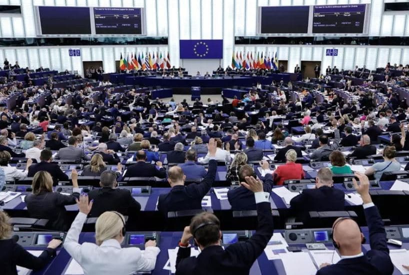 PE: Shtetet anëtare të BE-së duhet të rrisin ndihmën ushtarake për Ukrainën 