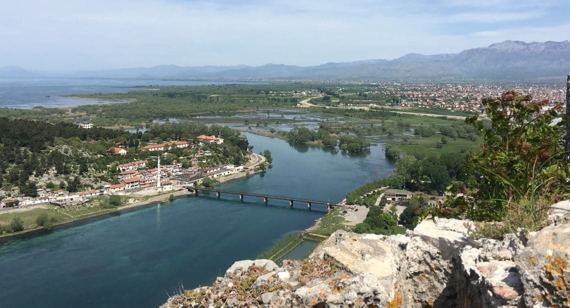 Nëna e 27-vjeçares që tentoi të mbytej në lumin Buna: Dhëndri dhunonte vajzën dhe fëmijët, kishte një lidhje tjetër. Të ndalohet nga policia