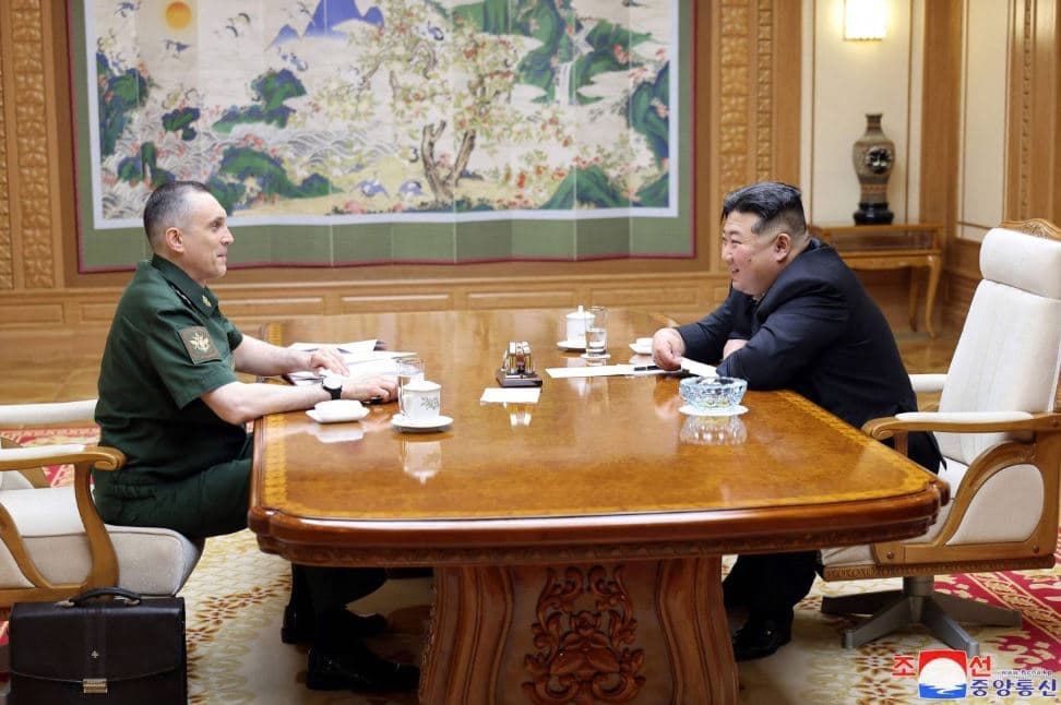 Kim Jong Un takon delegacionin ushtarak rus 