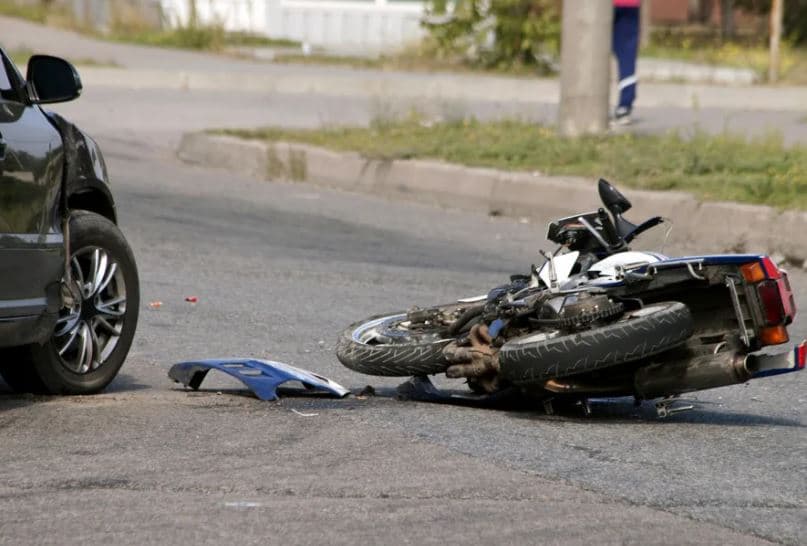 Motori përplas biçikletën në Karbunarë, humb jetën një person