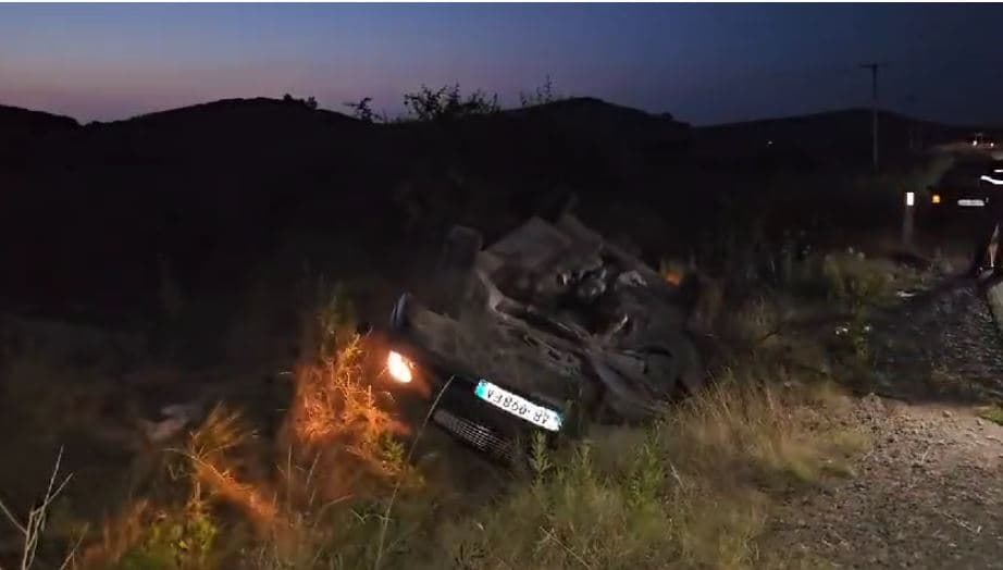 Del nga rruga makina në Fier, plagosen dy persona 