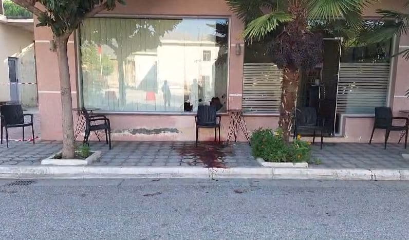 Atentati i trefishtë në Memaliaj/ Ekzekutohet me breshëri kallashi babai i Andrea Kalemit, në gjendje të rëndë xhaxhai