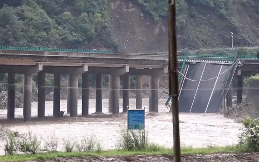 Shembja e urës në Kinë, 12 të vdekur dhe 31 të zhdukur