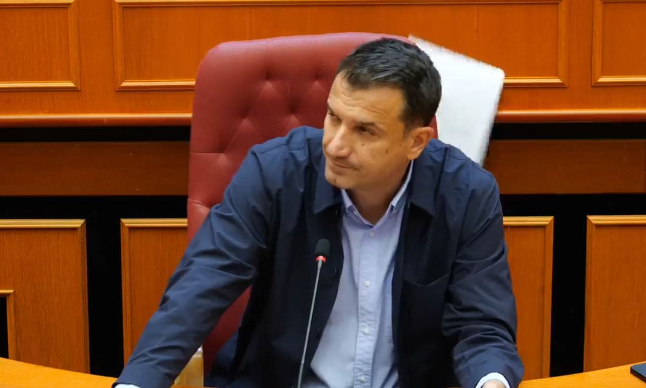 Tension në Këshillin Bashkiak/ Blushi godet Halit Valterin, Veliaj: Sjellje vandali, s'përballojnë dot suksesin e Tiranës