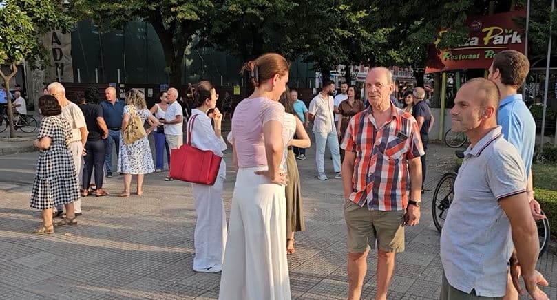 ‘Do vijojmë me protesta’, dhjetëra qytetarë marshim kundër ndërtimit të kullës në Shkodër