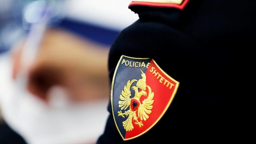 Skemë mashtrimi me sistemin arsimor në të gjithë vendin, arrestohet i riu