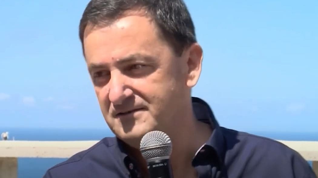 ‘’Votues të importuar për Tavon në Himarë”/ Omonia: Familjarë të kandidatit të PS në listat e zgjedhësve (VIDEO)