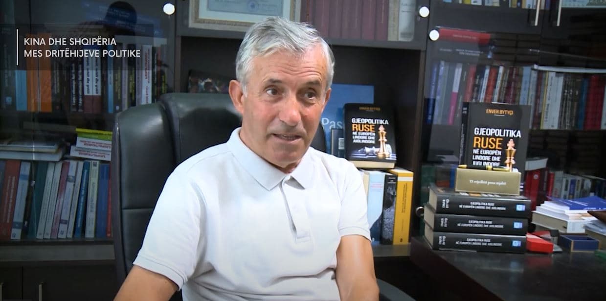Analiza: Kina dhe Shqipëria, mes dritëhijeve dhe enigmave politike (VIDEO)