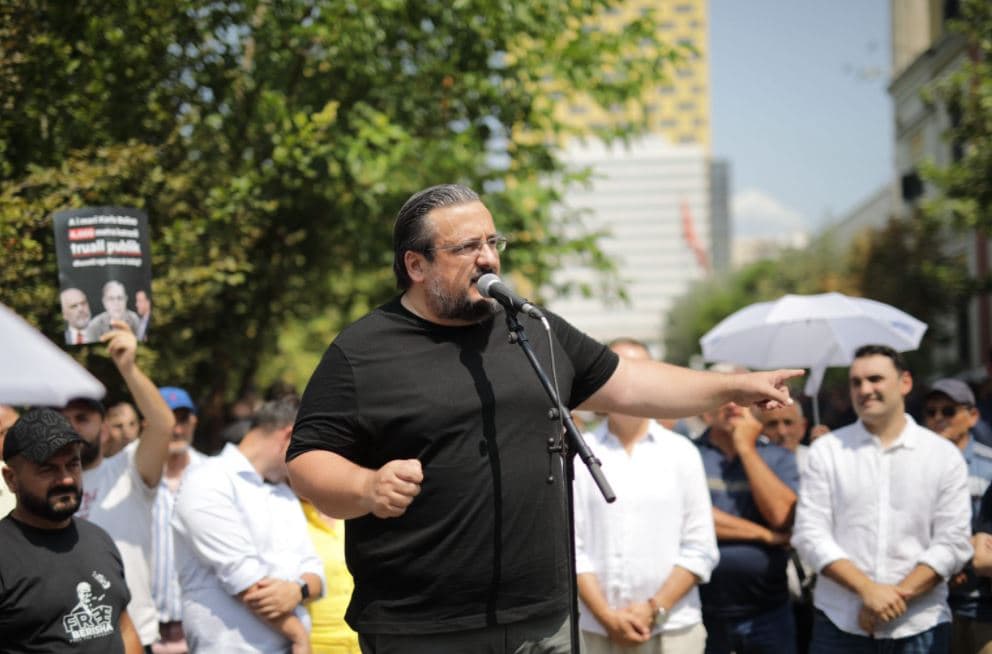“Hajdut!”, nis protesta e opozitës para Bashkisë Tiranë/ Teliti: Të rezistojmë deri sa të arrijmë objektivat