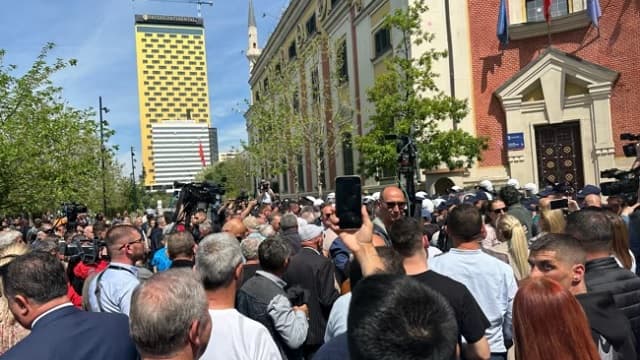 Sot protestë para Bashkisë Tiranë, kufizime në qarkullimin e mjeteve