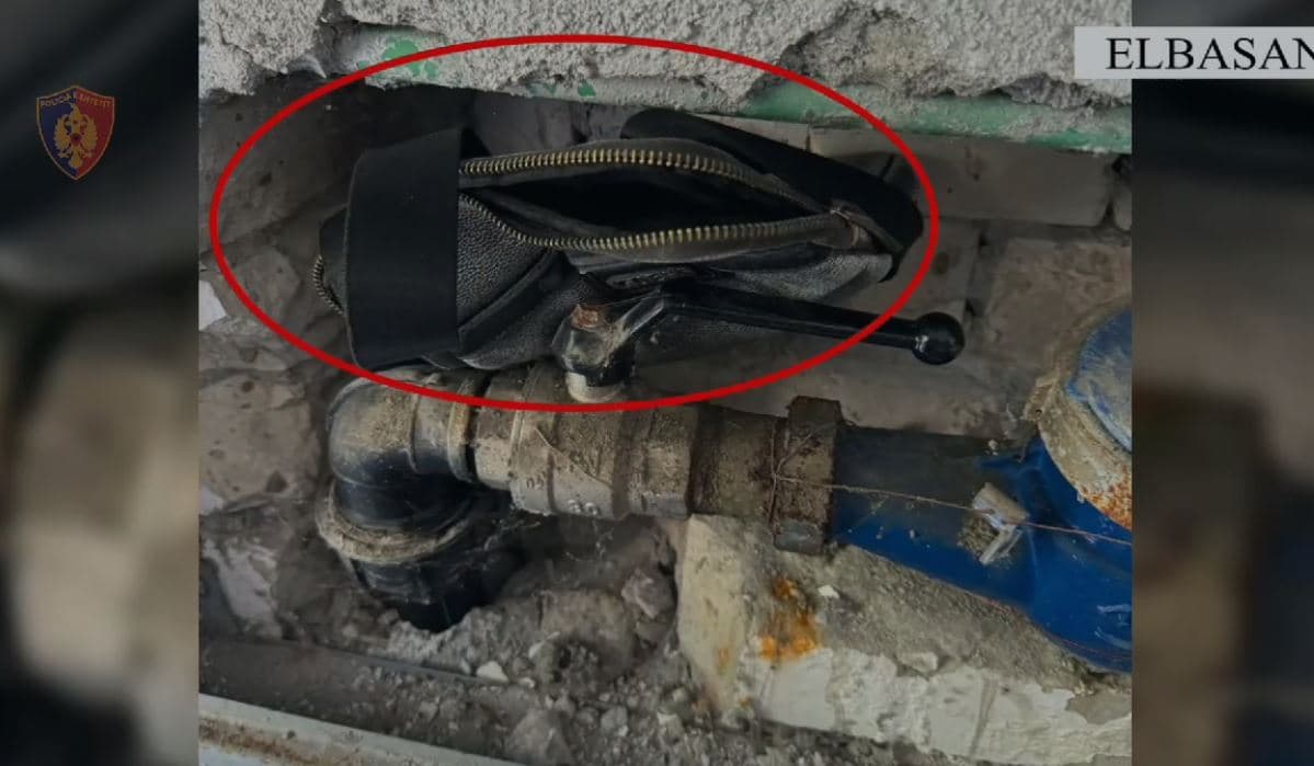 I vjedh çantën me dy celularë dhe sende personale një personi, pranga të dyshuarit në Elbasan 