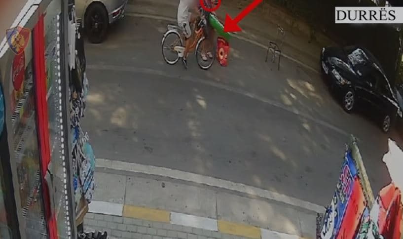 U mori me forcë varëset nga qafa dy grave, e kap “Hija” në Durrës