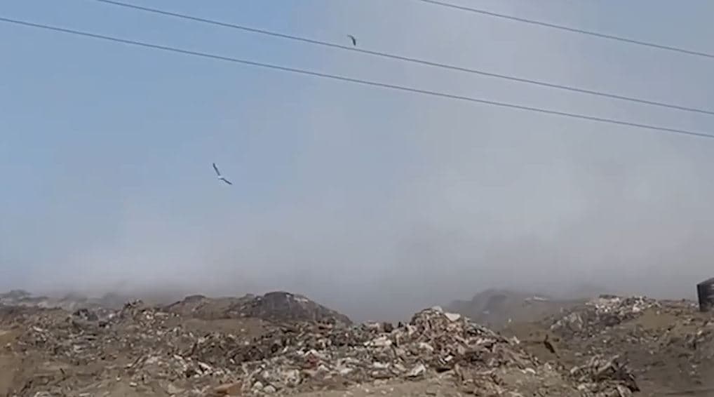 Vlorë, dita e katërt me zjarr e tym/ Vatrat vijojnë të mbeten aktive në landfill (VIDEO)
