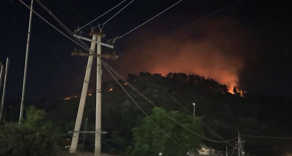 Zjarret, aktive në Lezhë e Shkodër/ Rrezikohen banesa, ndërhyn edhe ushtria (VIDEO)