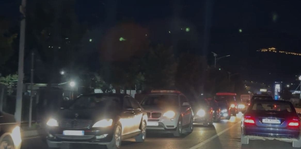 Largimi i pushuesve nga bregdeti, radhë kilometrike automjetesh në aksin Balldren-Milot