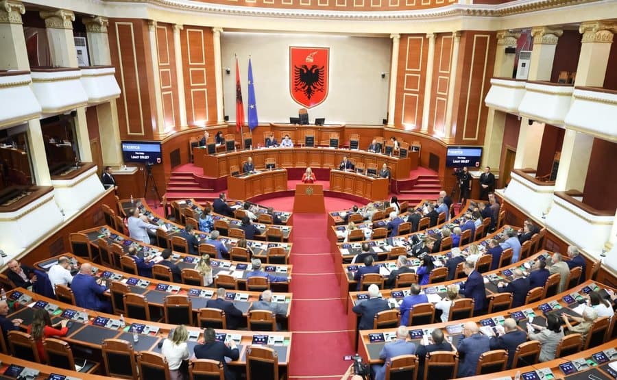 Ndryshimet në qeveri/ Shtyhet për nesër seanca e posaçme parlamentare