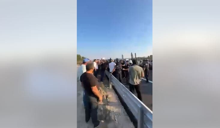 Protestë në aksin Thumanë-Kashar, banorët e zonës bllokojnë rrugën
