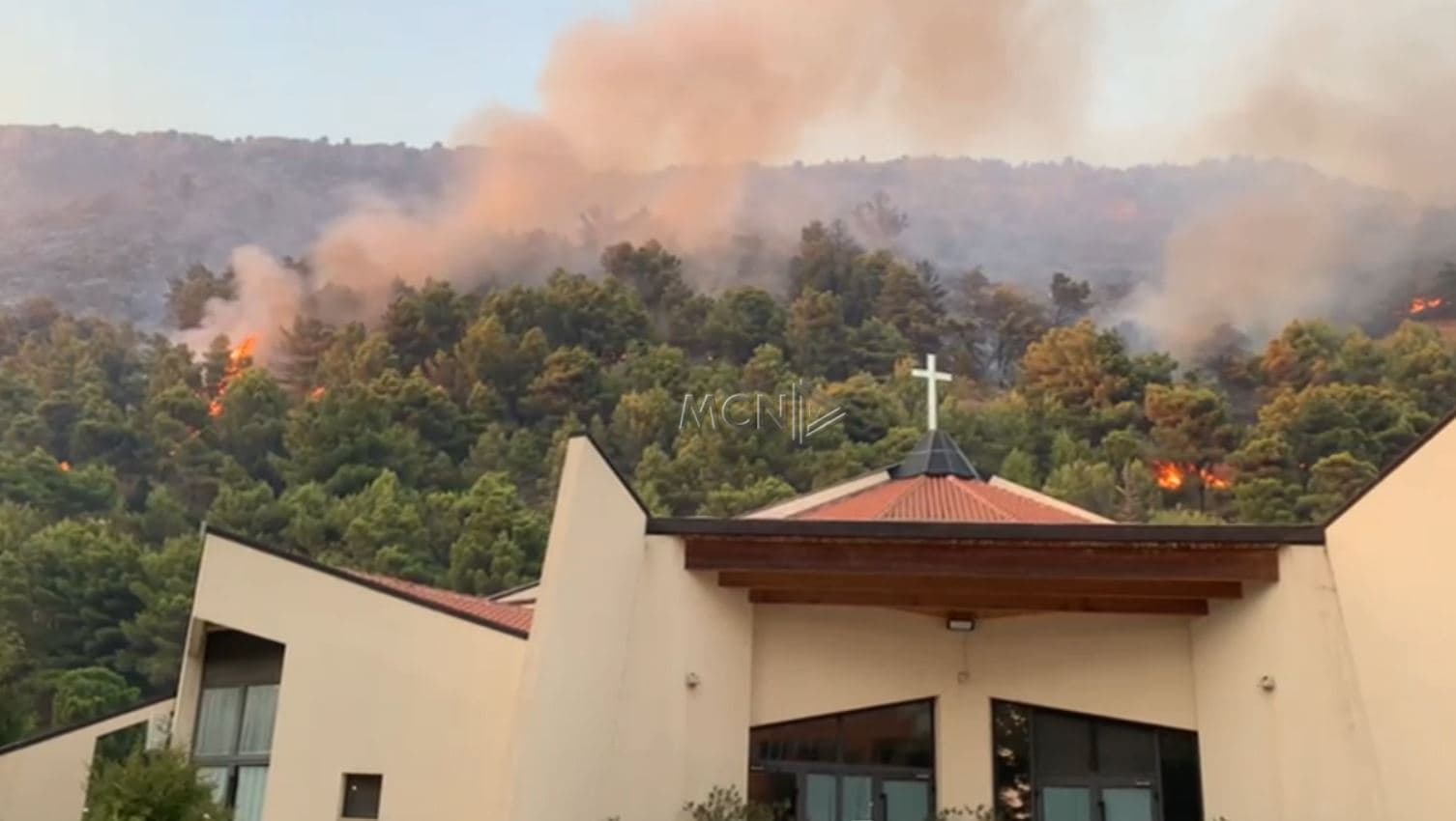 Digjet një shtëpi pushimi te Rana e Hedhun/ Flakët përparojnë drejt qendrës së qytetit, rrezikojnë edhe kishën (VIDEO)