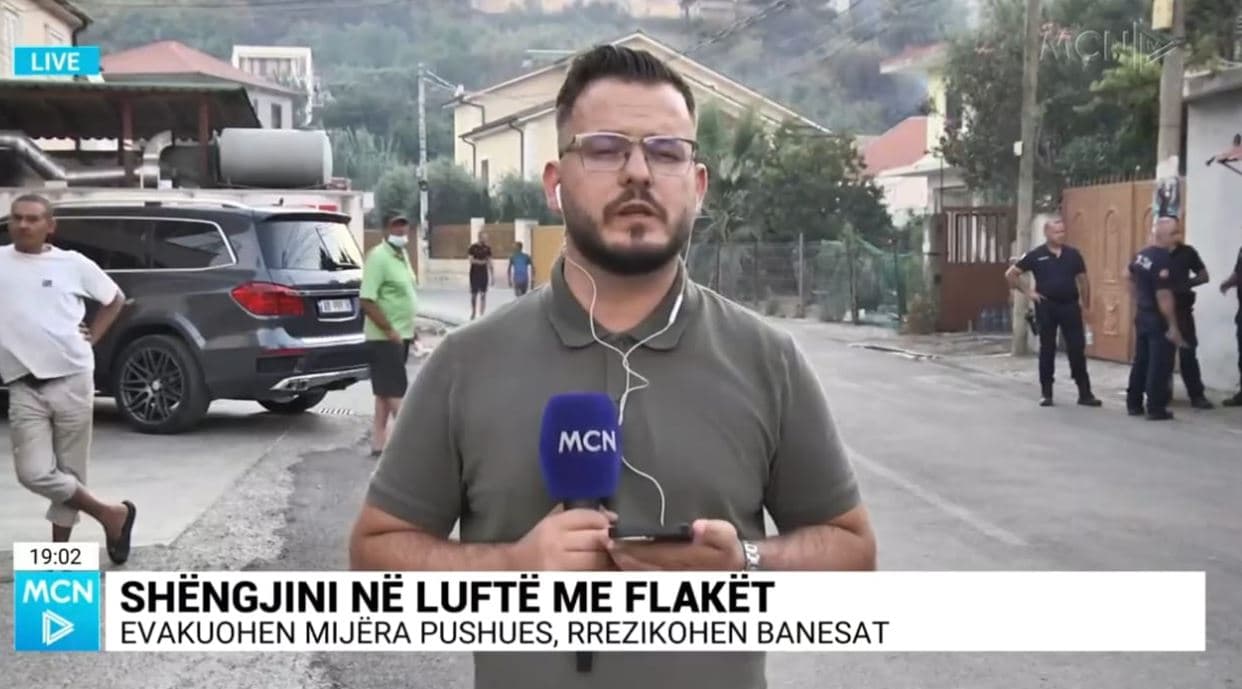 Zjarri në Shëngjin, Pula: Flakët vetëm disa metra larg banesave. Po mbahen nën kontroll dhe dy depozita pranë portit (VIDEO)