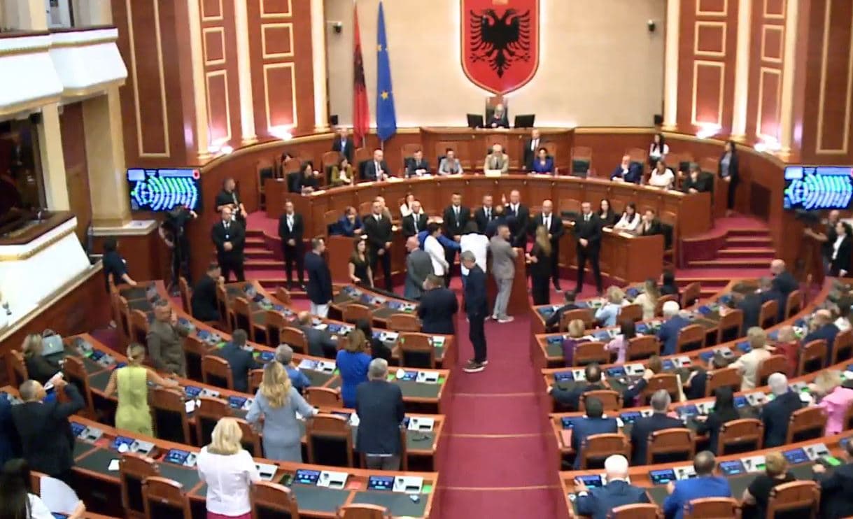 Nis me tensione seanca parlamentare/ Opozita bllokon foltoren, përjashtohet Gazment Bardhi